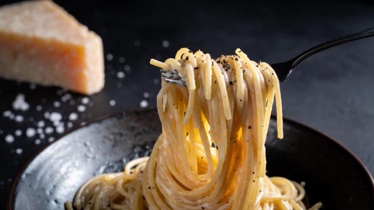 Cacio e Pepe (Cheese and Pepper Pasta)